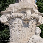 Goethe-Denkmal in Rom, Villa Borghese, von Gustav Eberlein entworfen und Valentino Casali ausgeführt, Enthüllung des Denkmals 1904, Ansicht des Kompositkapitells