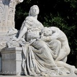 Goethe-Denkmal in Rom, Villa Borghese, von Gustav Eberlein entworfen und Valentino Casali ausgeführt, Enthüllung des Denkmals 1904, Ansicht der Skulpturengruppe Iphigenie und Orest