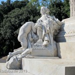 Goethe-Denkmal in Rom, Villa Borghese, von Gustav Eberlein entworfen und Valentino Casali ausgeführt, Enthüllung des Denkmals 1904, Ansicht der Skulpturengruppe Iphigenie und Orest