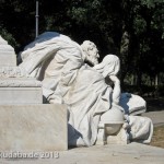 Goethe-Denkmal in Rom, Villa Borghese, von Gustav Eberlein entworfen und Valentino Casali ausgeführt, Enthüllung des Denkmals 1904, Ansicht der Skulpturengruppe Faust und Mephisto