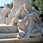 Goethe-Denkmal in Rom, Villa Borghese, von Gustav Eberlein entworfen und Valentino Casali ausgeführt, Enthüllung des Denkmals 1904, Ansicht der Skulpturengruppe Faust und Mephisto