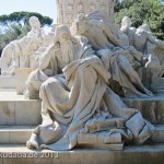 Goethe-Denkmal in Rom, Villa Borghese, von Gustav Eberlein entworfen und Valentino Casali ausgeführt, Enthüllung des Denkmals 1904, Ansicht der Skulpturengruppe Faust und Mephisto