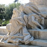 Goethe-Denkmal in Rom, Villa Borghese, von Gustav Eberlein entworfen und Valentino Casali ausgeführt, Enthüllung des Denkmals 1904, Ansicht der Skulpturengruppe Faust und Mephisto