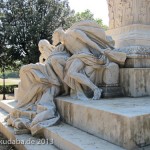 Goethe-Denkmal in Rom, Villa Borghese, von Gustav Eberlein entworfen und Valentino Casali ausgeführt, Enthüllung des Denkmals 1904, Ansicht der Skulpturengruppe Faust und Mephisto