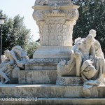 Goethe-Denkmal in Rom, Villa Borghese, von Gustav Eberlein entworfen und Valentino Casali ausgeführt, Enthüllung des Denkmals 1904, Ansicht der Skulpturengruppen Faust und Mephisto sowie Mignon und der Harfner