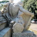 Goethe-Denkmal in Rom, Villa Borghese, von Gustav Eberlein entworfen und Valentino Casali ausgeführt, Enthüllung des Denkmals 1904, Ansicht der Skulpturengruppe Mignon und der Harfner