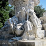 Goethe-Denkmal in Rom, Villa Borghese, von Gustav Eberlein entworfen und Valentino Casali ausgeführt, Enthüllung des Denkmals 1904, Ansicht der Skulpturengruppe Mignon und der Harfner