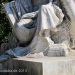 Goethe-Denkmal in Rom, Villa Borghese, von Gustav Eberlein entworfen und Valentino Casali ausgeführt, Enthüllung des Denkmals 1904, Ansicht der Skulpturengruppe Mignon und der Harfner