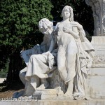 Goethe-Denkmal in Rom, Villa Borghese, von Gustav Eberlein entworfen und Valentino Casali ausgeführt, Enthüllung des Denkmals 1904, Ansicht der Skulpturengruppe Mignon und der Harfner