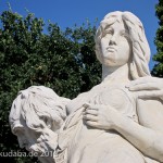 Goethe-Denkmal in Rom, Villa Borghese, von Gustav Eberlein entworfen und Valentino Casali ausgeführt, Enthüllung des Denkmals 1904, Ansicht der Skulpturengruppe Mignon und der Harfner