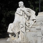 Goethe-Denkmal in Rom, Villa Borghese, von Gustav Eberlein entworfen und Valentino Casali ausgeführt, Enthüllung des Denkmals 1904, Ansicht der Skulpturengruppe Mignon und der Harfner