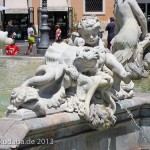 Neptunbrunnen auf dem Piazza Navona in Rom, Ansicht einer figürlichen Brunnenrandszene