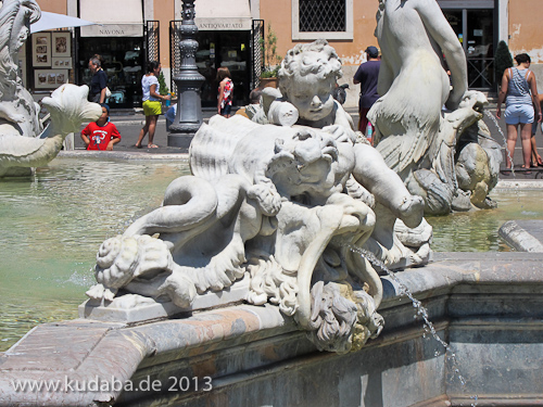 Neptunbrunnen auf dem Piazza Navona in Rom, Ansicht einer figürlichen Brunnenrandszene