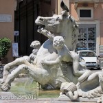 Neptunbrunnen auf dem Piazza Navona in Rom, Ansicht eines Pferdes mit Knaben