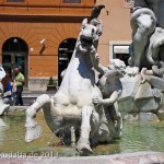 Neptunbrunnen auf dem Piazza Navona in Rom, Ansicht eines Pferdes mit Knaben