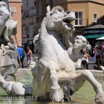 Neptunbrunnen auf dem Piazza Navona in Rom, Ansicht eines Pferdes mit Knaben