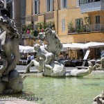 Neptunbrunnen auf dem Piazza Navona in Rom, Ansicht eines Pferdes mit Knaben