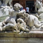 Neptunbrunnen auf dem Piazza Navona in Rom, Ansicht einer figürlichen Brunnenrandszene