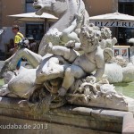 Neptunbrunnen auf dem Piazza Navona in Rom, Ansicht einer figürlichen Brunnenrandszene