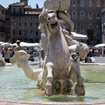 Neptunbrunnen auf dem Piazza Navona in Rom, Ansicht eines Pferdes mit Knaben