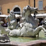 Neptunbrunnen auf dem Piazza Navona in Rom, Ansicht eines Pferdes mit Knaben