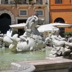 Neptunbrunnen auf dem Piazza Navona in Rom, Ansicht eines Pferdes mit Knaben