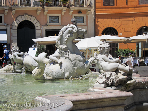 Neptunbrunnen auf dem Piazza Navona in Rom, Ansicht eines Pferdes mit Knaben
