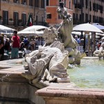 Neptunbrunnen auf dem Piazza Navona in Rom, Ansicht einer figürlichen Brunnenrandszene