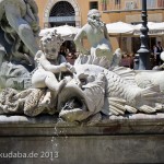 Neptunbrunnen auf dem Piazza Navona in Rom, Ansicht einer figürlichen Brunnenrandszene