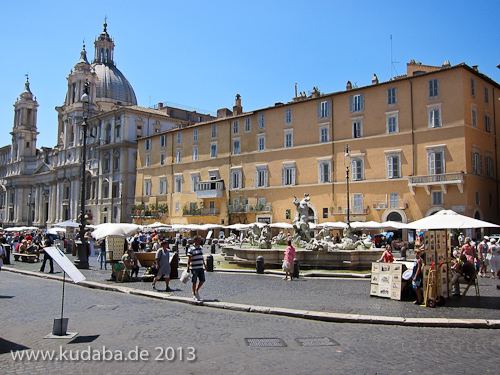 Neptunbrunnen auf dem Piazza Navona in Rom, Ansicht des Brunnens von der Ferne
