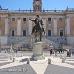 Reiterstandbild des Marc Aurel auf dem Kapitolsplatz in Rom, frontale Gesamtansicht mit dem Senatorenpalast im Hintergrund