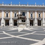 Reiterstandbild des Marc Aurel auf dem Kapitolsplatz in Rom, südwestliche Gesamtansicht mit dem Palazzo Nuovo im Hintergrund