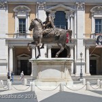 Reiterstandbild des Marc Aurel auf dem Kapitolsplatz in Rom, südwestliche Gesamtansicht mit dem Palazzo Nuovo im Hintergrund