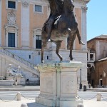 Reiterstandbild des Marc Aurel auf dem Kapitolsplatz in Rom, frontale Gesamtansicht mit dem Senatorenpalast im Hintergrund