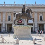 Reiterstandbild des Marc Aurel auf dem Kapitolsplatz in Rom, nordöstliche Gesamtansicht mit dem Konservatorenpalast im Hintergrund