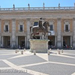 Reiterstandbild des Marc Aurel auf dem Kapitolsplatz in Rom, nordöstliche Gesamtansicht mit dem Konservatorenpalast im Hintergrund
