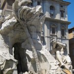 Vierströmebrunnen auf der Piazza Navona in Rom, Ansicht des Sockels mit Palme