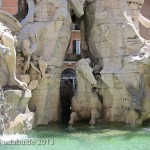 Vierströmebrunnen auf der Piazza Navona in Rom, Ansicht des Sockels mit Pferd