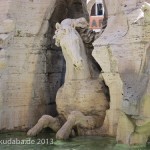 Vierströmebrunnen auf der Piazza Navona in Rom, Ansicht des Sockels mit Pferd