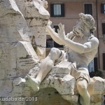 Vierströmebrunnen auf der Piazza Navona in Rom, Ansicht des Sockels mit Darstellung der Personifikation der Donau (Danubius)
