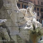 Vierströmebrunnen auf der Piazza Navona in Rom, Ansicht des Sockels mit Darstellung der Personifikation der Donau (Danubius)