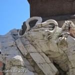 Vierströmebrunnen auf der Piazza Navona in Rom, Ansicht des Sockels mit Schlange