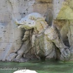 Vierströmebrunnen auf der Piazza Navona in Rom, Ansicht des Sockels mit Krokodil