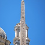 Vierströmebrunnen auf der Piazza Navona in Rom, Ansicht des Obelisken mit Gravuren in Hyroglyphenschrift