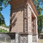 Triumphtor am Mühlenberg in Potsdam aus den Jahren 1850 - 1851 im Auftrag von Friedrich Wilhelm IV. nach Entwürfen von F.A. Stüler und L.F.Hesse unter Mitwirkung von F.W. Dankberg, H. Schievelbein und G. Blaeser