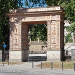 Triumphtor am Mühlenberg in Potsdam aus den Jahren 1850 - 1851 im Auftrag von Friedrich Wilhelm IV. nach Entwürfen von F.A. Stüler und L.F.Hesse unter Mitwirkung von F.W. Dankberg, H. Schievelbein und G. Blaeser