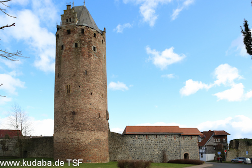 "Grauer Turm" in Fritzlar, höchster noch erhaltener Wehrturm in Deutschland (38 m) zwischen 1238 und 1274 errichtet