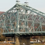 Die über die Elbe führende Brücke "Blaues Wunder" in Dresden (Loschwitzer Brücke) aus den Jahren 1891-1893 von C. Coepke und H. M. Krüger