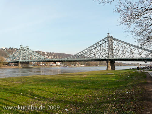 Die über die Elbe führende Brücke "Blaues Wunder" in Dresden (Loschwitzer Brücke) aus den Jahren 1891-1893 von C. Coepke und H. M. Krüger