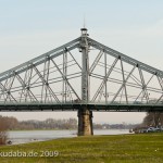 Die über die Elbe führende Brücke "Blaues Wunder" in Dresden (Loschwitzer Brücke) aus den Jahren 1891-1893 von C. Coepke und H. M. Krüger